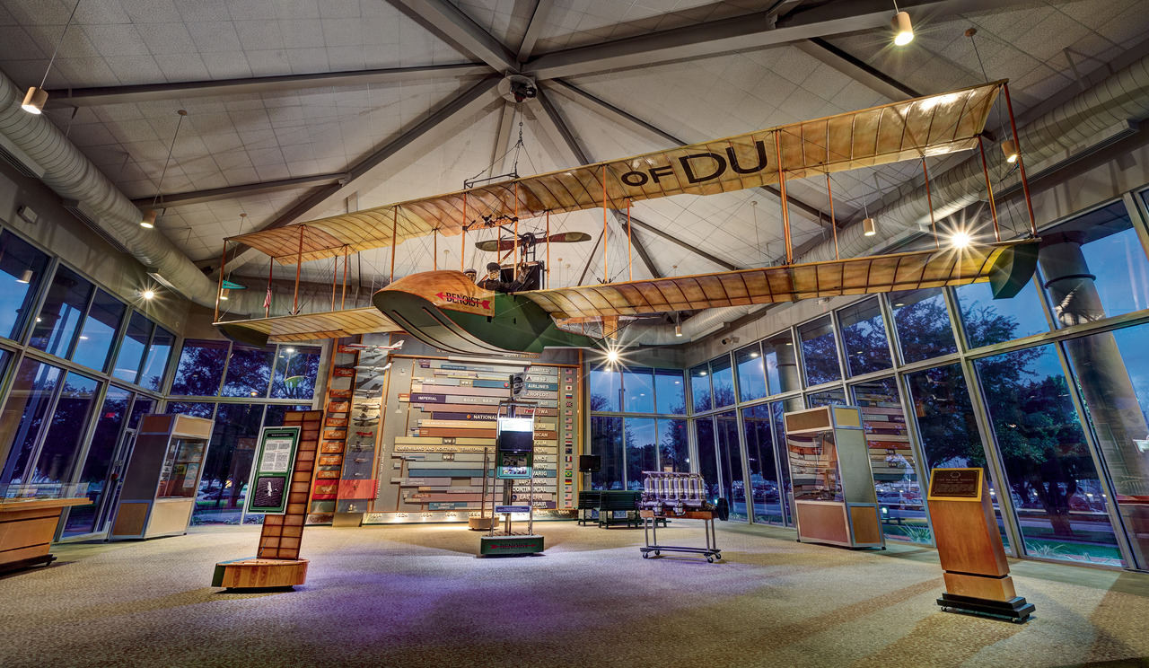 Eine Flugzeugausstellung im Geschichtsmuseum of St. Petersburg, Florida