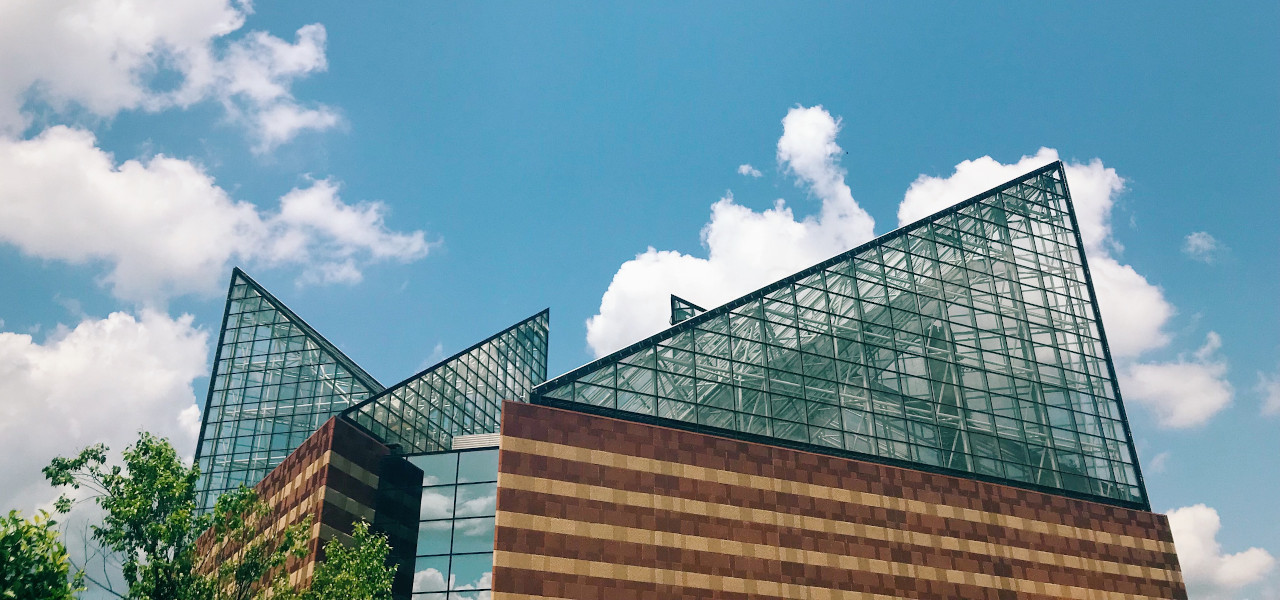 Das moderne Glasdach des Tennessee Aquariums in Chattanooga aus der Froschperspektive