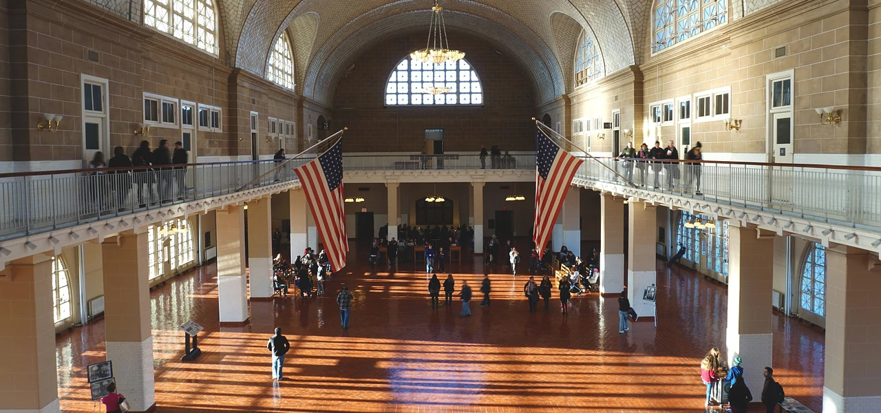 Innenansicht einer Ausstellung im Immigrationsmuseum auf Ellis Island
