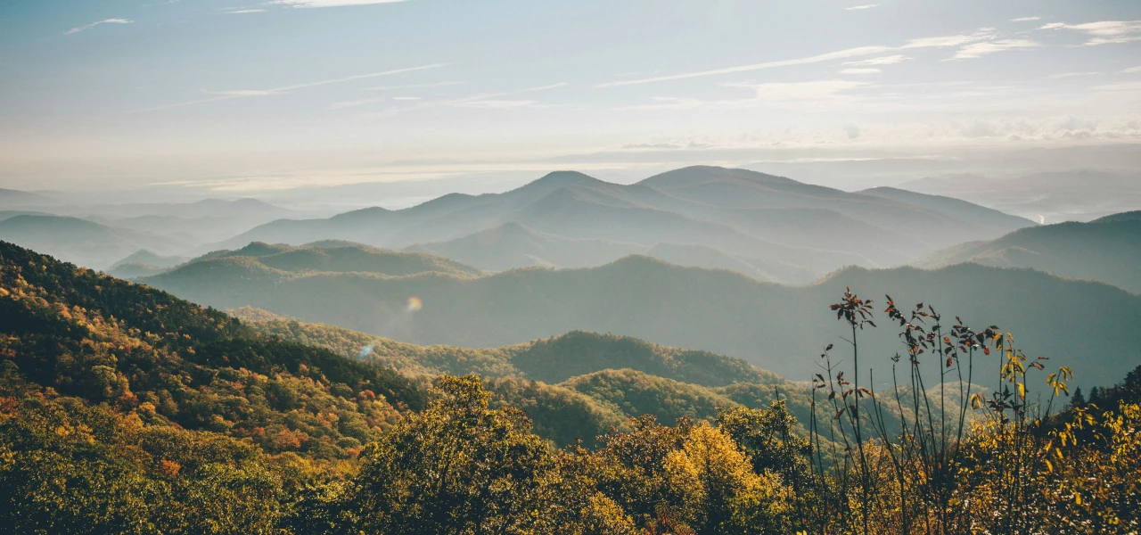 Ein schweifender Blick über die Smoky Mountains in Tennessee