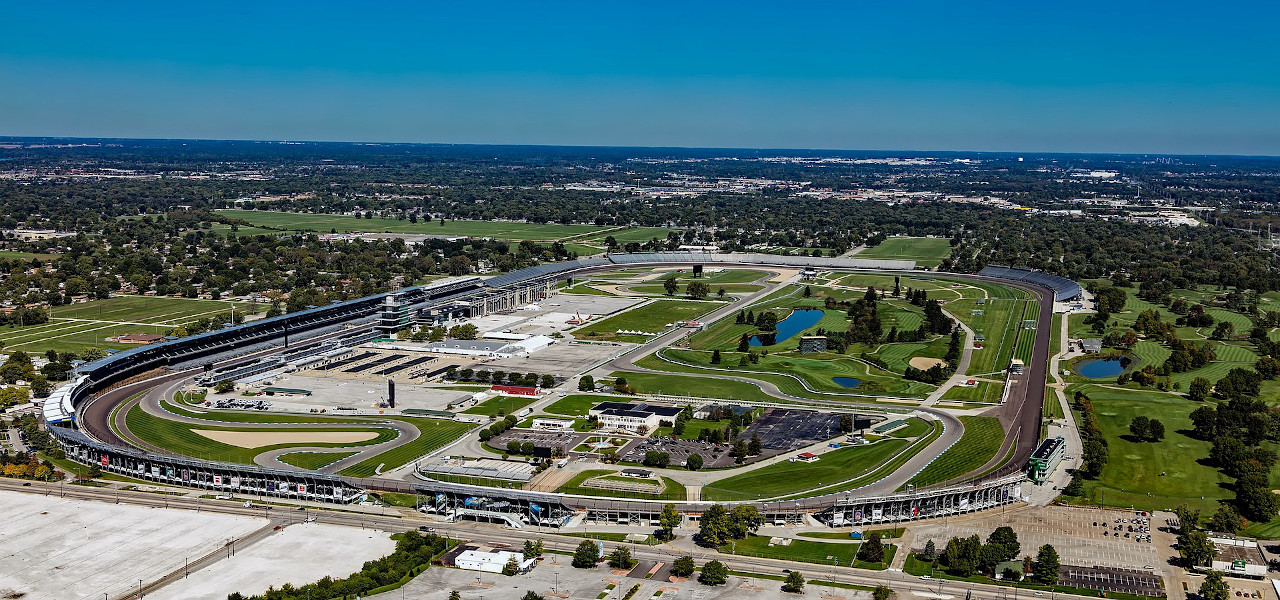 Der berühmte Indianapolis Motor Speedway, Heimat des Indy 500, von einem Flugzeug aus fotografiert