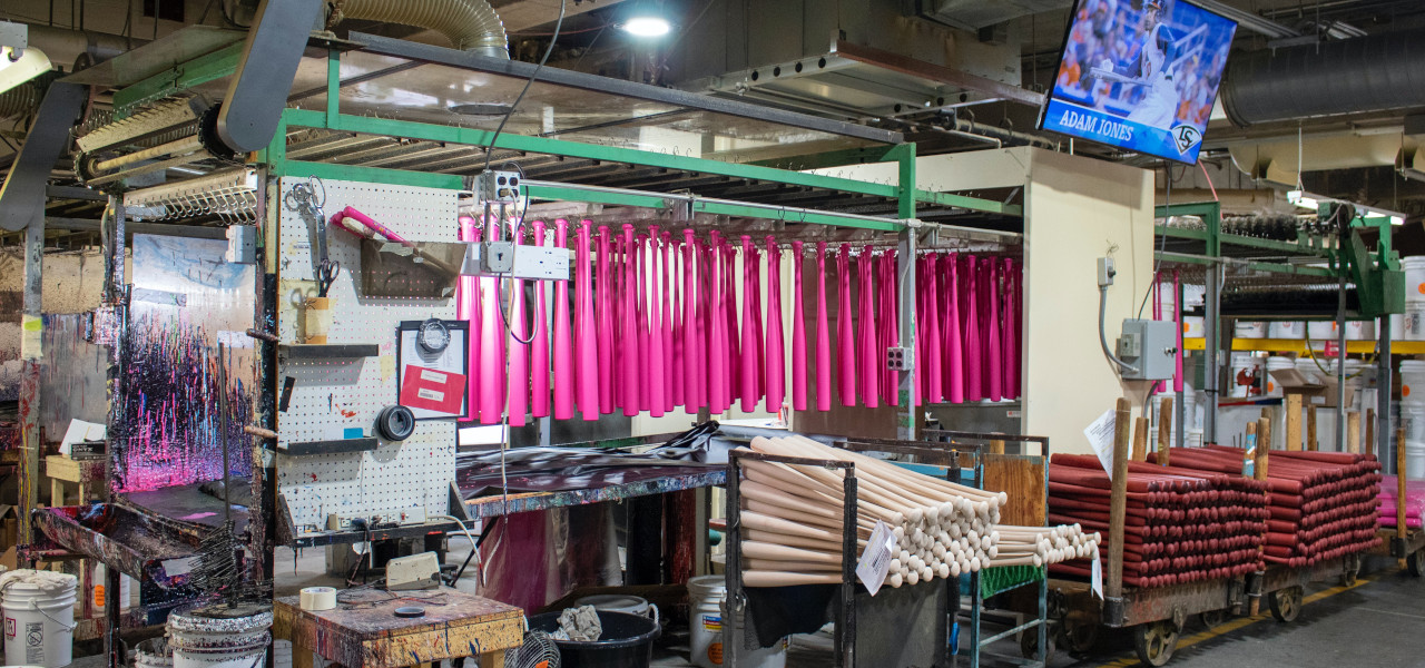 Pinkfarbene Baseballschläger werden in der Lousiville-Slugger-Fabrik hergestellt