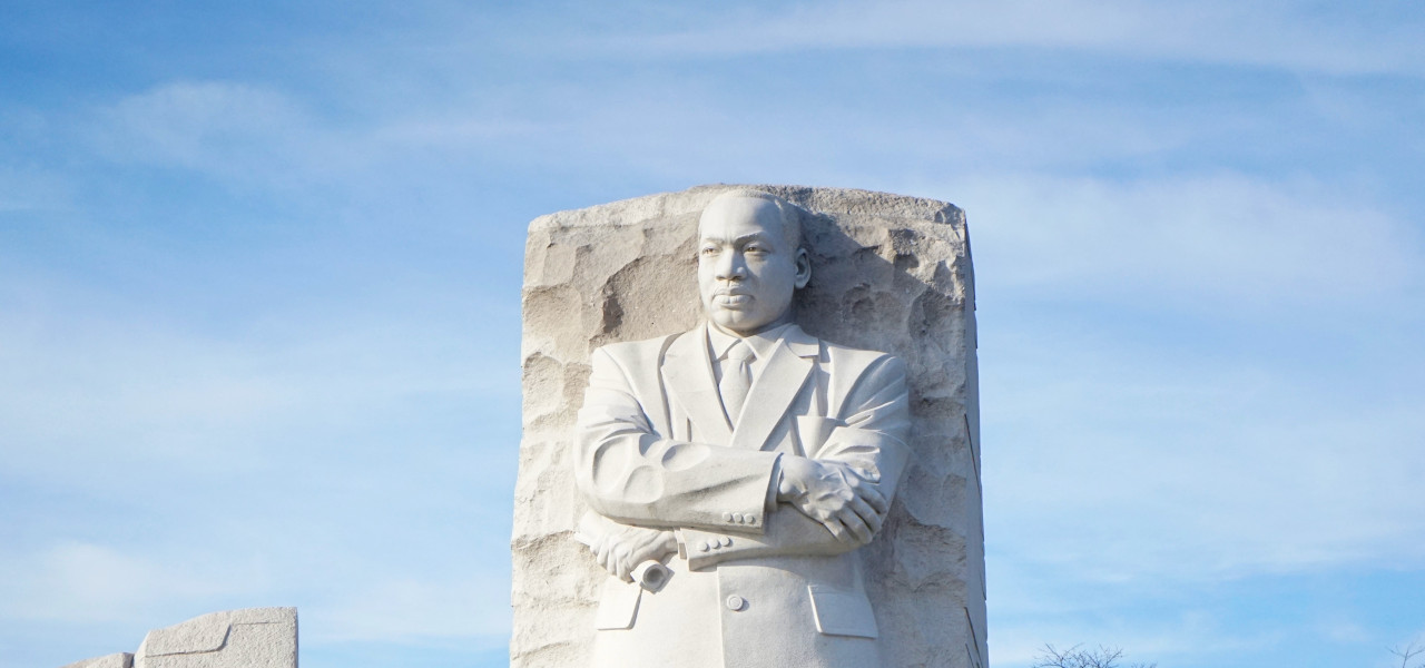 Die Statue von Martin Luther King, Jr. mit verschränkten Armen