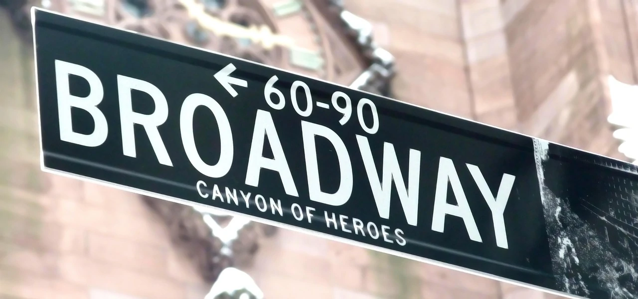 Ein Straßenschild in New York, welches den Weg auf den Broadway weist