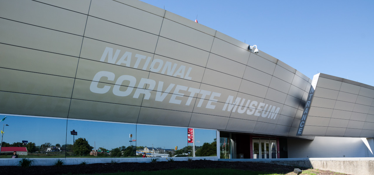 Die Aussenfassade des Corvette-Museums in Bowling Green, KY