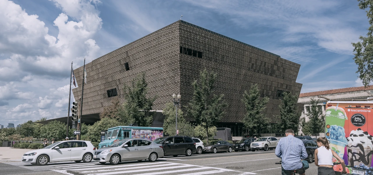 Die Außenfassade des National Museum of African American History and Culture in Washington, District of Columbia