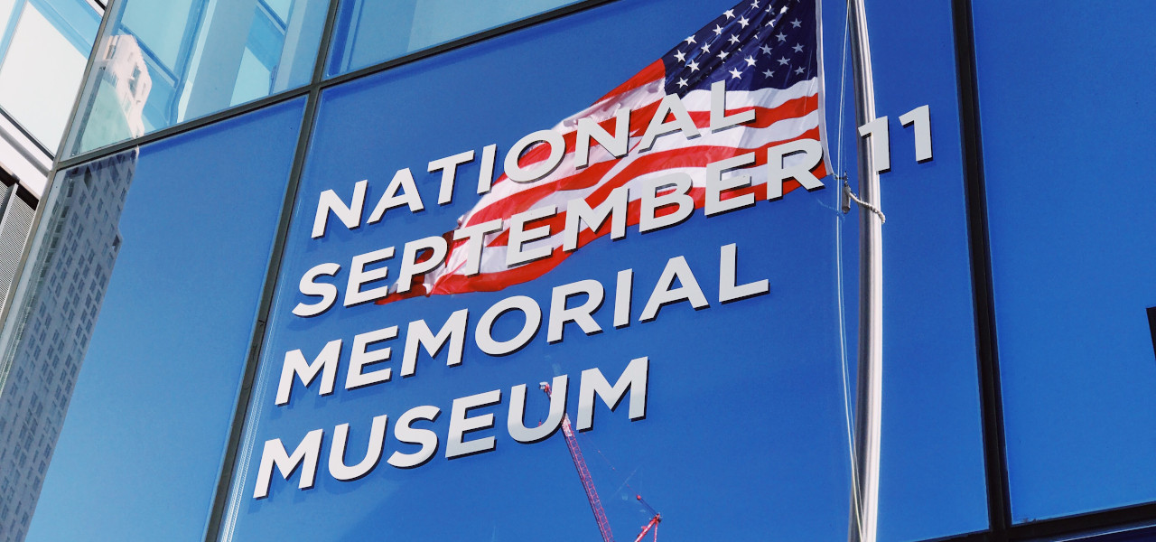 Die Außenfassade des Nationalen Denkmals zum 11. September, mit einer Spiegelung der amerikanischen Flagge