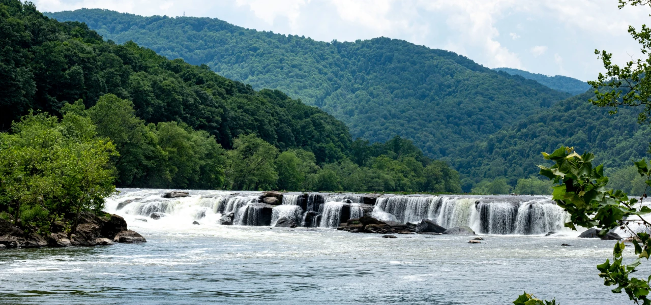 Ein kleiner Wasserfall des New River in West Virginia