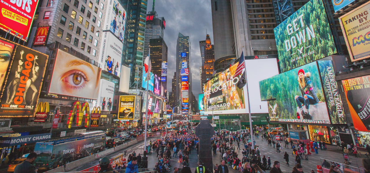Der bunte und belebte Times Square im Herzen von Manhattan