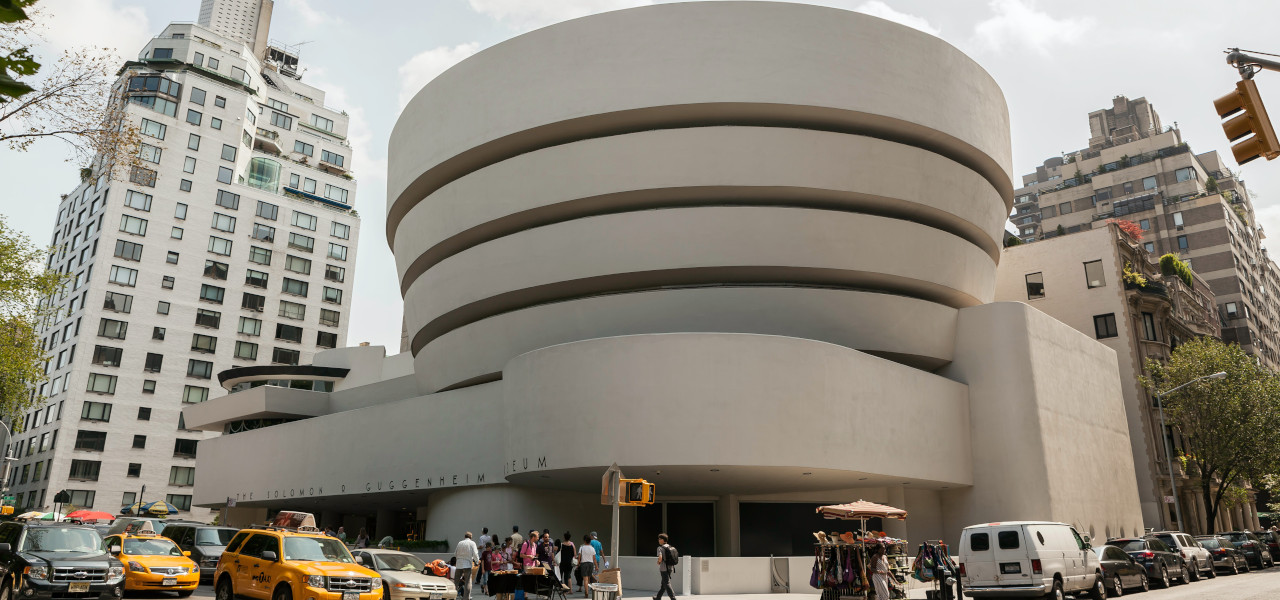 Die ikonische Außenfassade des Solomon R. Guggenheim Museums in New York City