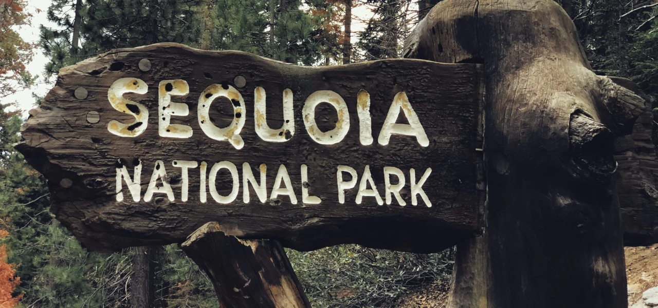 Ein Holzschild mit der Aufschrift "Sequoia National Park"