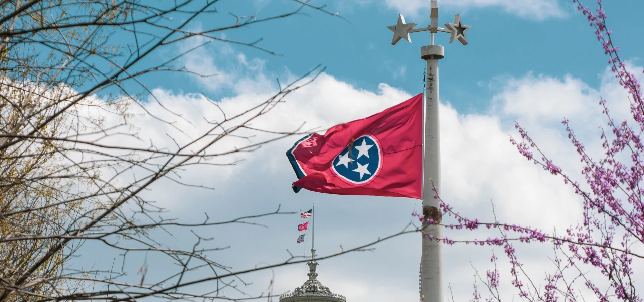 Die Flagge des Bundesstaats Tennessee weht vor der Kuppel des State Capitols