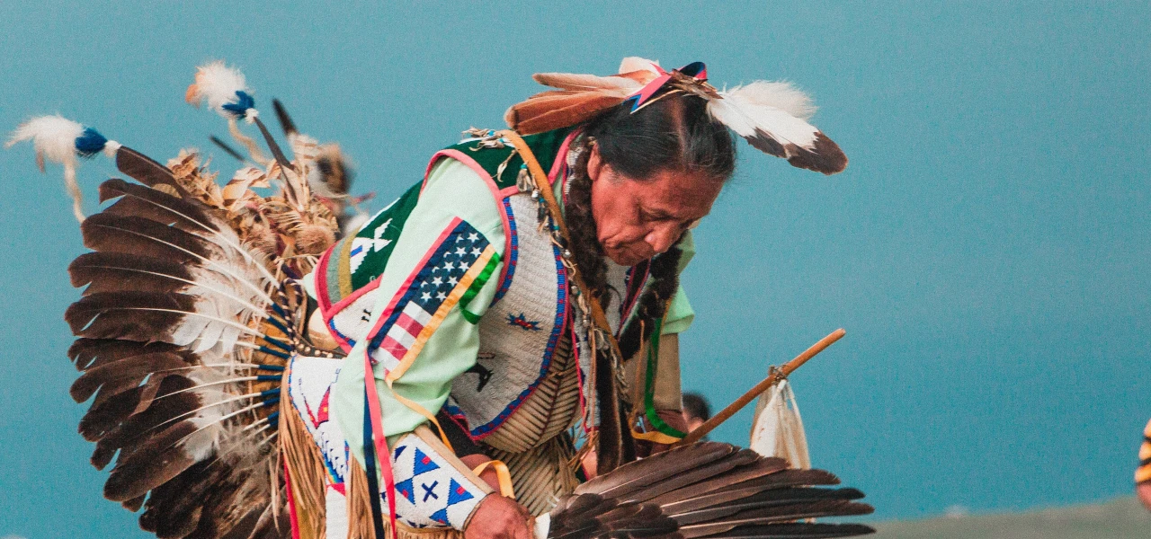 Ein amerikanischer Ureinwohner in kulturellem Gewand