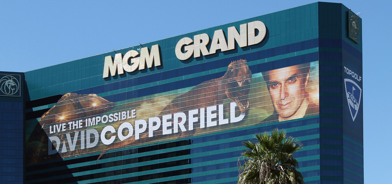 Werbung für David Copperfield auf der Außenfassade des MGM Grand
