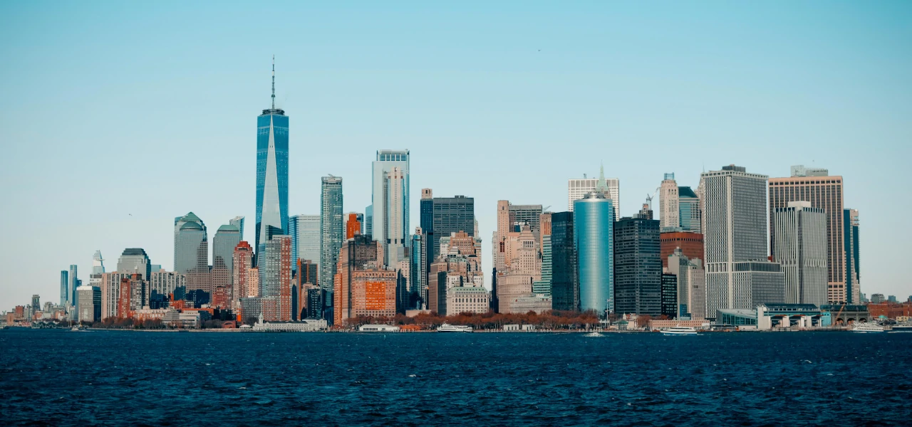 Die ikonische Skyline von New York City mit ihren zahlreichen Wolkenkratzern