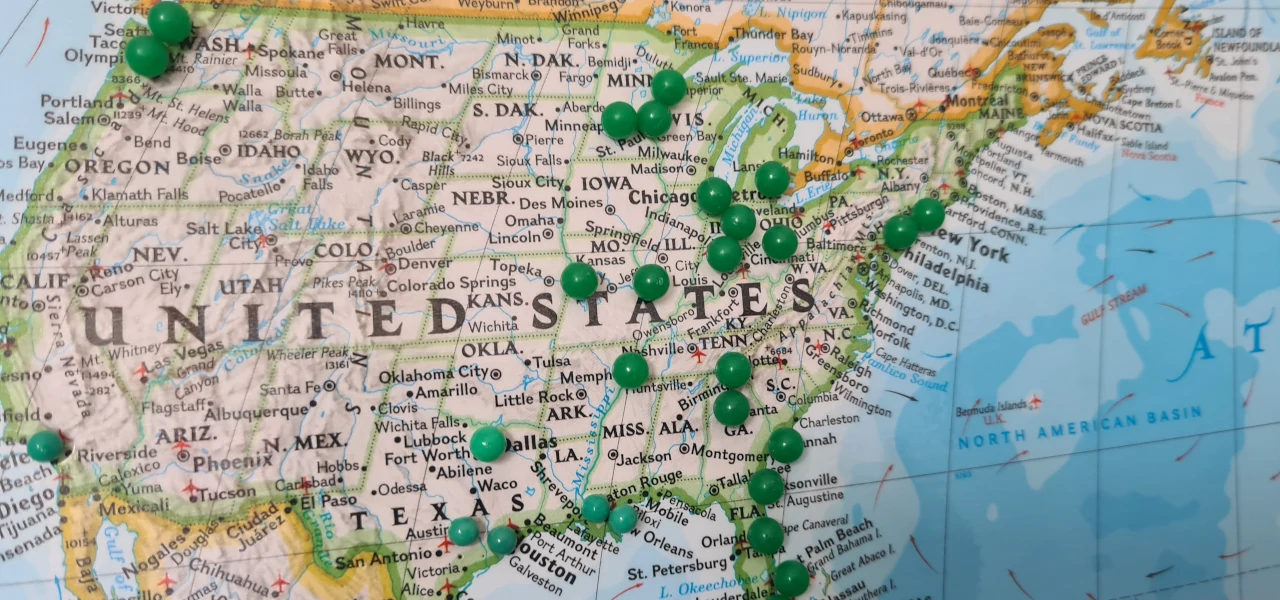 Eine Karte der Vereinigten Staaten, mit mehreren Pins welche interessante Orte markieren