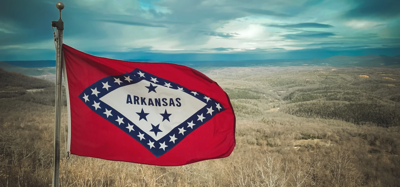 Die Staatsflagge von Arkansas weht im Vordergrund