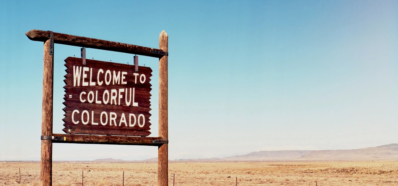 Ein Schild mit der Aufschrift "Willkommen im bunten Colorado" heißt Besucher willkommen
