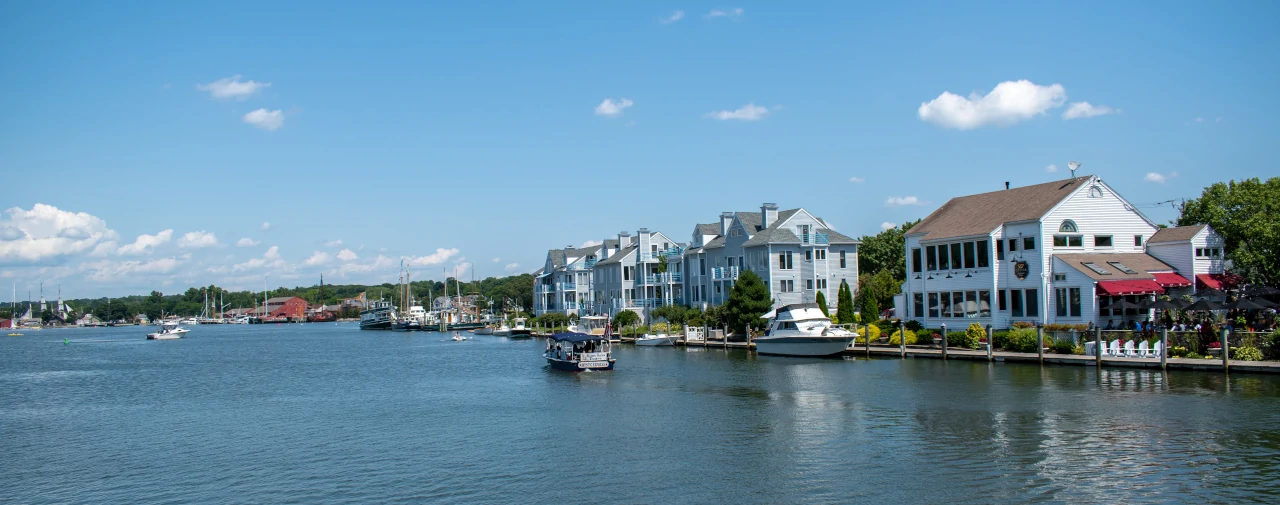 Häuser und eine Seestraße in Connecticut
