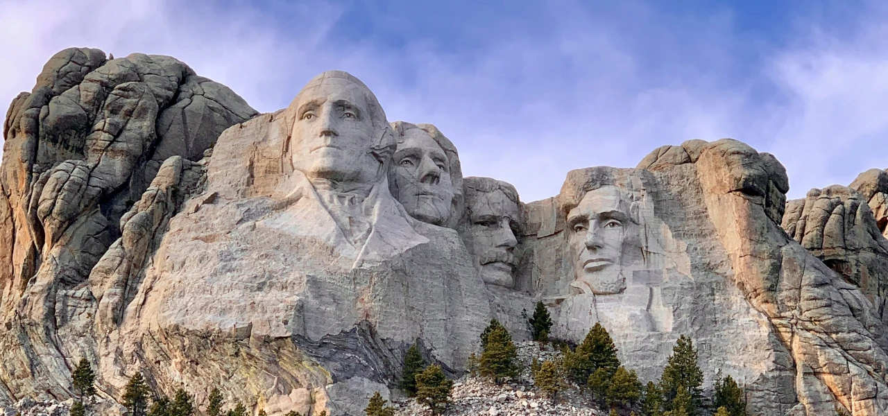Die vier Präsidenten, welche das Mount Rushmore National Memorial in South Dakota bilden
