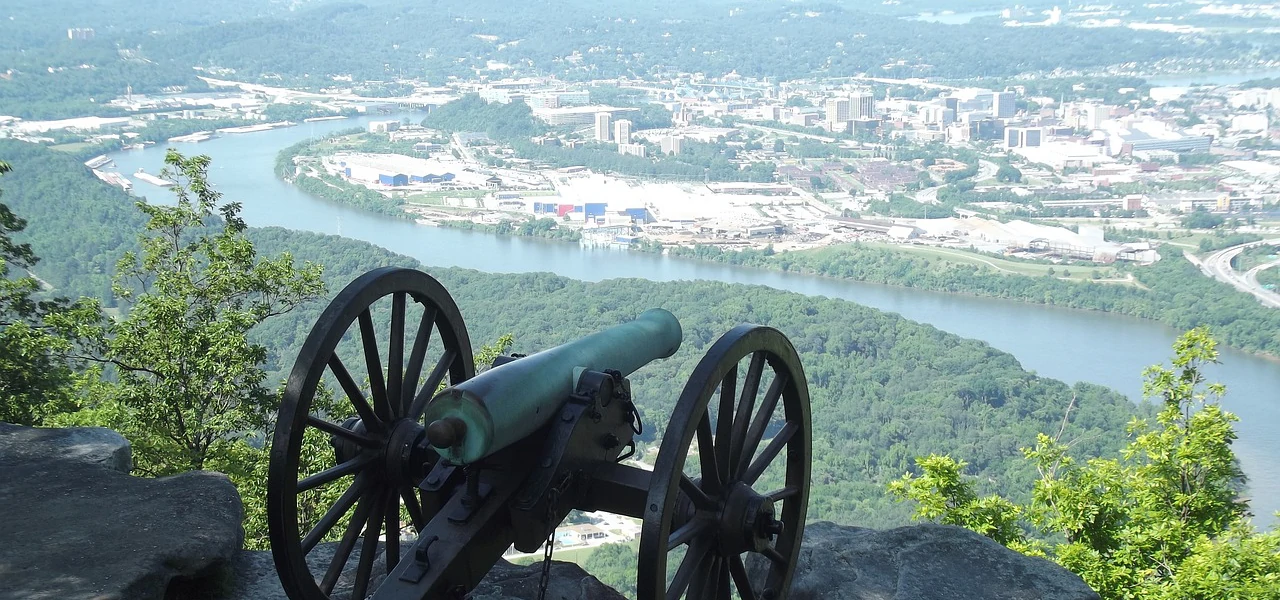Eine alte Kanone steht an einem Hang, mit Blick auf eine Stadt im US-Bundesstaat Tennessee
