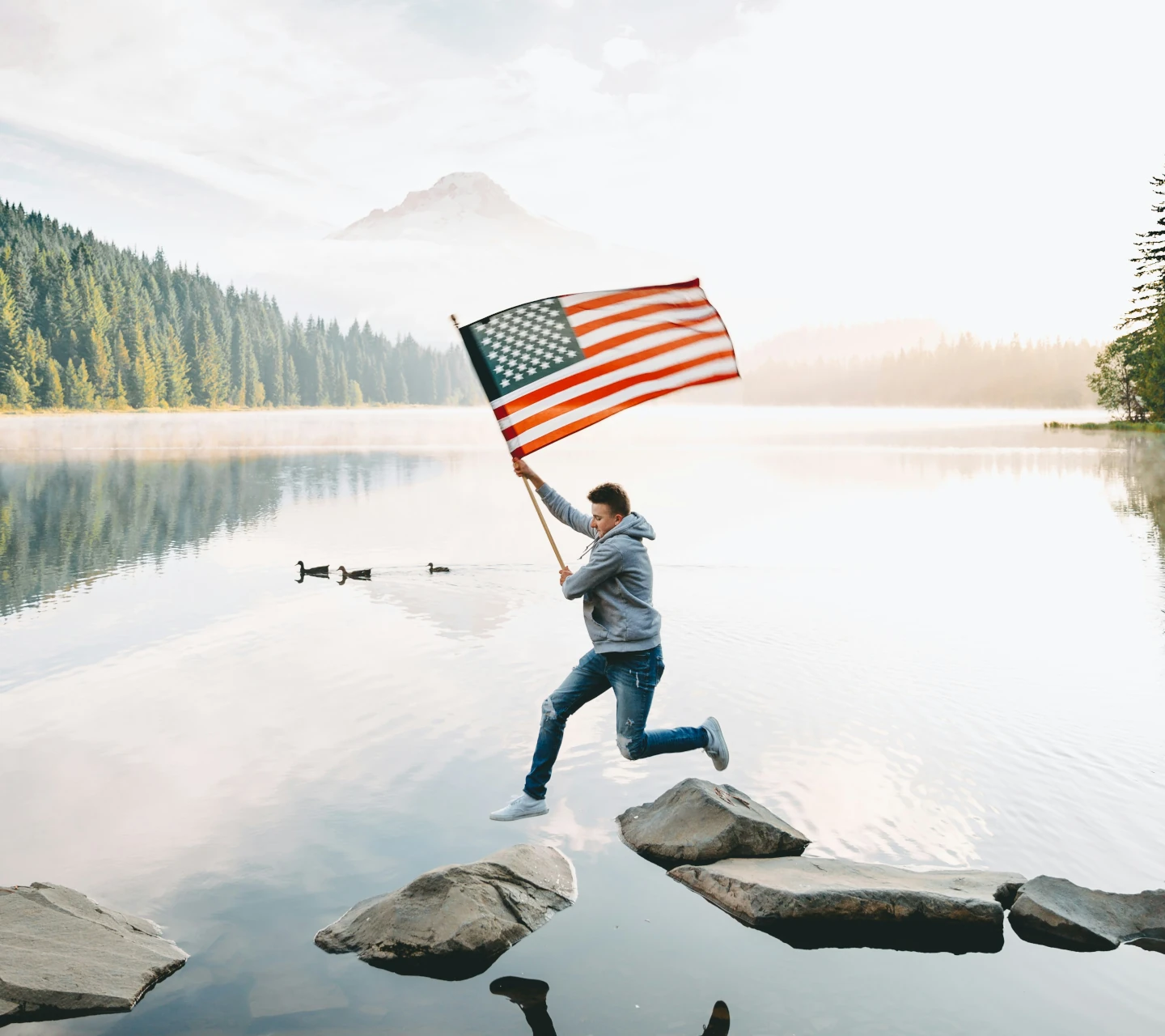Ein Mann hält die Flagge der USA in den Händen